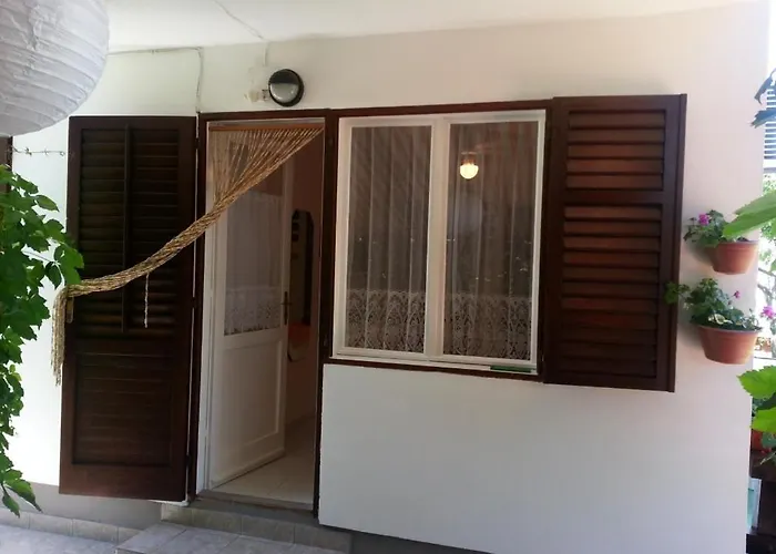 Apartman In Sabunike With Terrace, Air Conditioning, Wi-fi