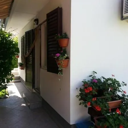 In Sabunike With Terrace, Air Conditioning, Wi-fi Apartman