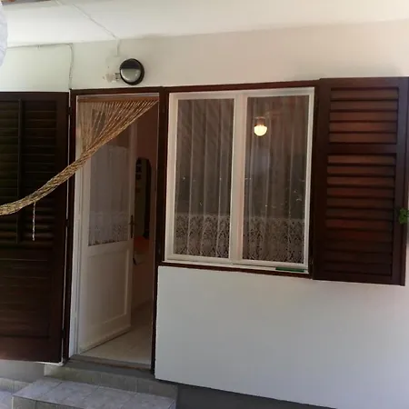 Apartman In Sabunike With Terrace, Air Conditioning, Wi-fi