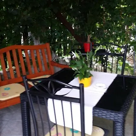 Apartman In Sabunike With Terrace, Air Conditioning, Wi-fi