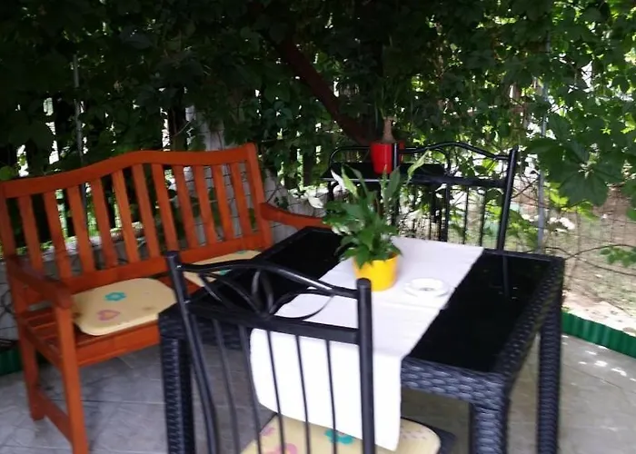 דירה In Sabunike With Terrace, Air Conditioning, Wi-fi